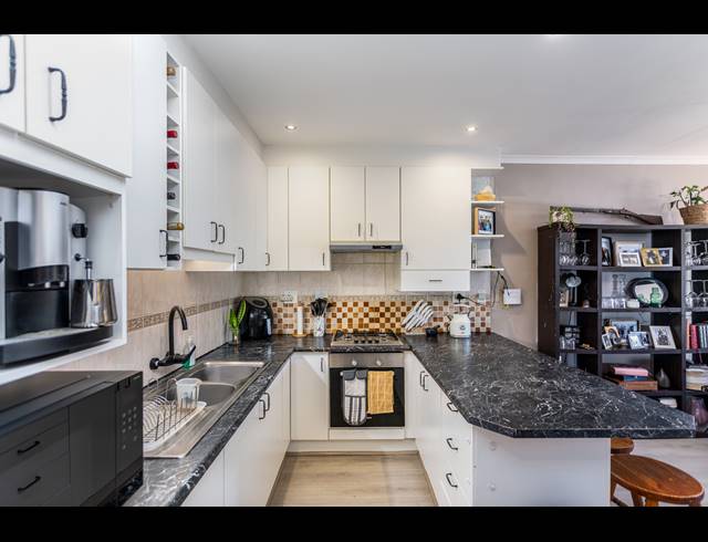 2 BEDROOM TOWNHOUSE RENTED IN SONSTRAAL HEIGHTS